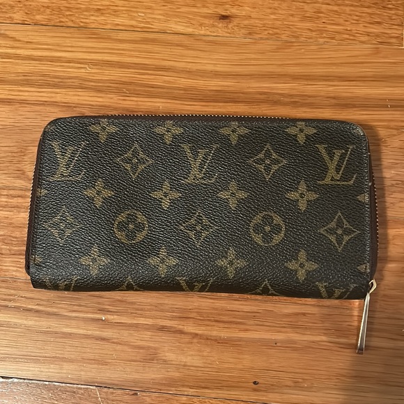 Authentic Louis Vuitton monogram zippy wallet - Picture 2 of 5